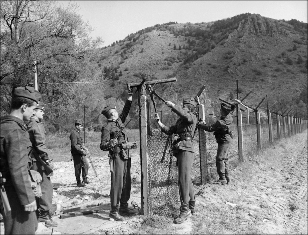 Bulgarian border guards dismantle in 08 April 1990
