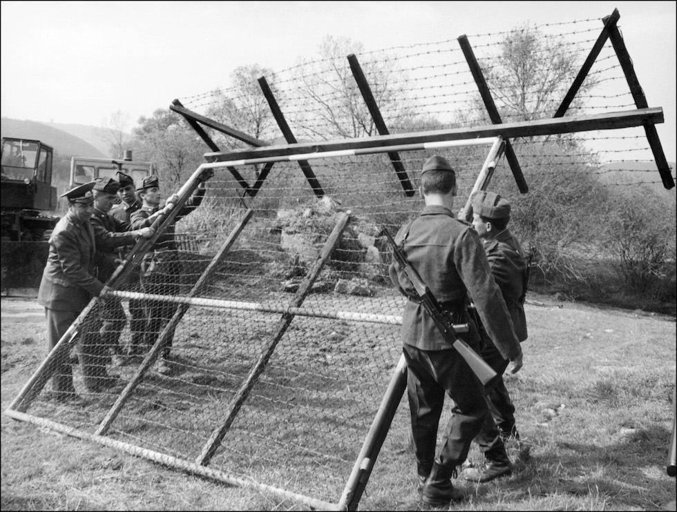 Bulgarian border guards dismantle in 08 April 1990