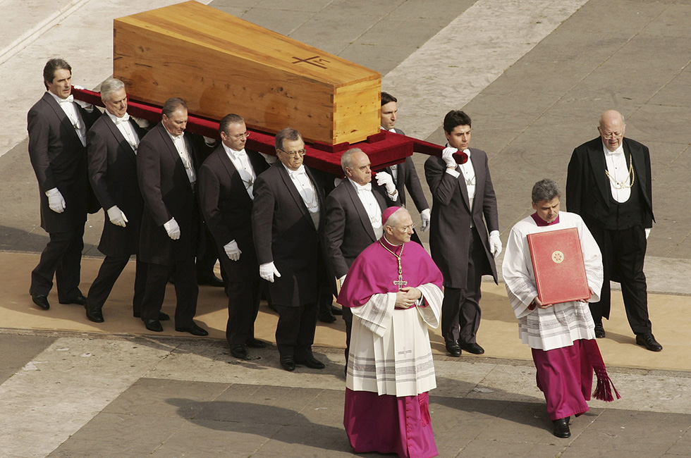 I funerali di Giovanni Paolo II, dieci anni fa - Il Post