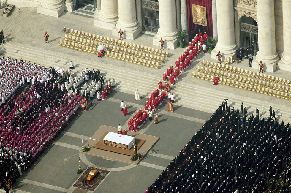 I funerali di Giovanni Paolo II, dieci anni fa - Il Post