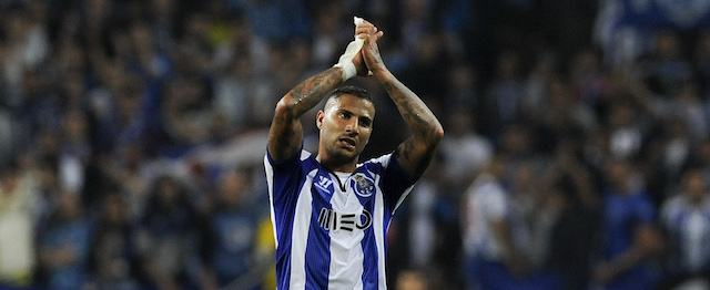 Porto's Ricardo Quaresma applauds fans as he is substituted at a Champions League quarterfinal first leg soccer match between FC Porto and Bayern Munich at the Dragao Stadium in Porto, Portugal, Wednesday, April 15, 2015. Quaresma scored twice in Porto's 3-1 victory. (AP Photo/Paulo Duarte)