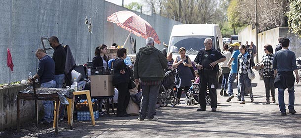 Gli scontri tra rom e polizia a Roma