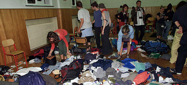 Militanti del Genoa Social Forum nella scuola Diaz la notte del 22 luglio 2001 dopo la perquisizione compiuta da polizia e carabinieri. LUCA ZENNARO/ ANSA / LI