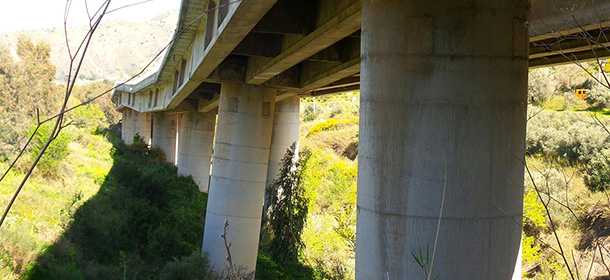 Il viadotto Himera che al chilometro 61 dell'autostrada Palermo-Catania (tra gli svincoli di Cillato e Tremonzelli), ha subito un cedimento strutturale, 11 Aprile 2015. I tecnici dell'ANAS e gli uomini della Protezione Civile sono al lavoro per valutare i danni e le conseguenze del movimento in vista della possibilit‡ di riaprire almeno una delle due carreggiate, qualora non siano state pregiudicate le condizioni di sicurezza del viadotto. ANSA/MICHELE NACCARI