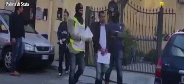 L'arresto di uno dei presunti terroristi ad Olbia in un fermo immagine tratto da un video della Polizia di Stato la conferenza stampa relativa all'operazione antiterrorismo contro Al Qaida, 24 aprile 2015.
ANSA/ UFFICIO STAMPA 
++HO - NO SALES EDITORIAL USE ONLY++