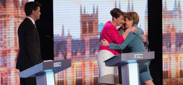 Ed Miliband guarda Leanne Wood di Plaid Cymru, Natalie Bennett dei Verdi e Nicola Sturgeon dell'SNP che si abbracciano alla fine del dibattito, Londra, 16 aprile 2015. 
(STEFAN ROUSSEAU/AFP/Getty Images)