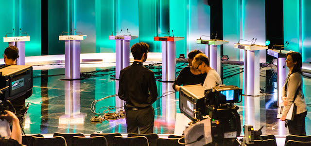 Julie Etchingham (al centro, con la giacca bianca) si prepara per il dibattito di stasera nello studio di MediaCityUK, a Salford. 
(ITV via Getty Images)