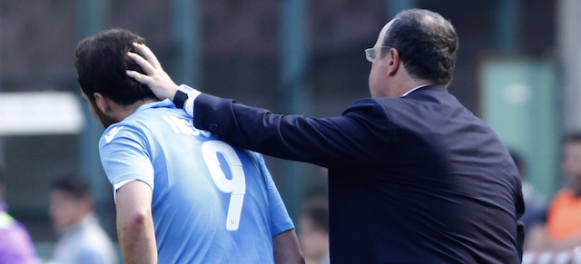 Napoli's coach from Spain Rafael Benitez (R) encourages Napoli's forward from Argentina Gonzalo Higuain during the Italian Serie A football match SSC Napoli vs Fiorentina ACF on April 12, 2015 at the San Paolo stadium in Naples. AFP PHOTO / CARLO HERMANN (Photo credit should read CARLO HERMANN/AFP/Getty Images)