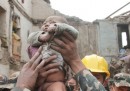 Le foto del bambino ritrovato in mezzo alle macerie del terremoto in Nepal