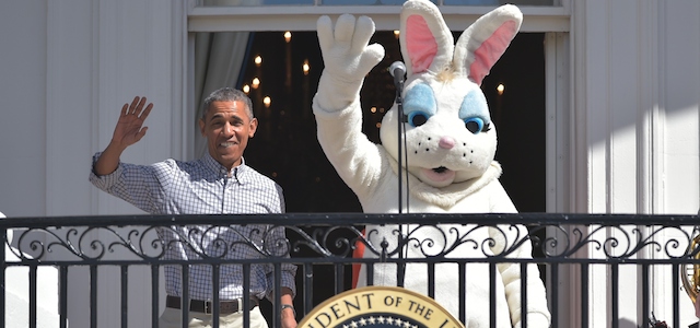 Barack Obama e il Coniglio pasquale alla Casa Bianca, 6 aprile 2015.
(MANDEL NGAN/AFP/Getty Images)