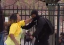 Il video della madre di Baltimora che ha trascinato via suo figlio dagli scontri