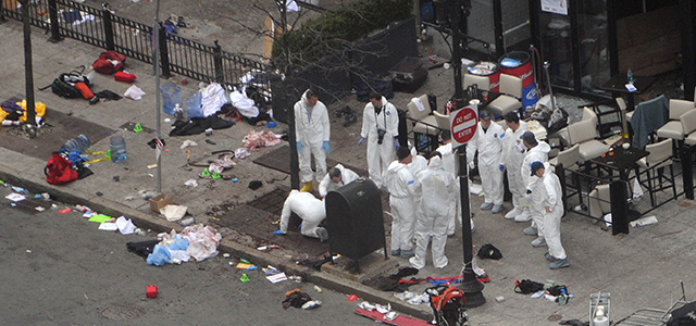 16 aprile 2013: le prime indagini subito dopo l'attentato alla maratona di Boston (Photo by Darren McCollester/Getty Images)
