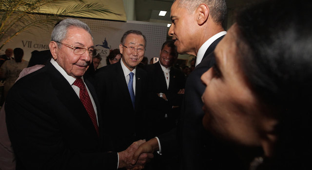 PANAMA Panama City, April 11, 2015 U.S. President Barack Obama (2nd R) shakes hands with Cuban leader Raul Castro before the opening of the 7th Summit of the Americas in Panama City, capital of Panama, on April 10, 2015. Barack Obama and Raul Castro met on Friday ahead of the 7th Summit of the Americas, which Cuba attended for the first time. (zy) (Credit Image: Â© Santiago Armas/Xinhua/ZUMA Wire)