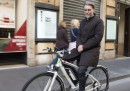 Le foto di Graziano Delrio che va al lavoro in bici, e senza mani