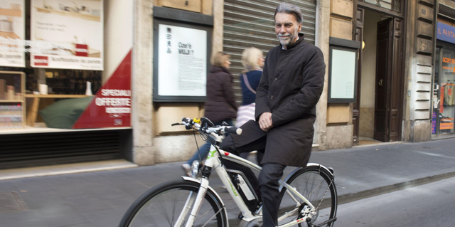 Il ministro dei Trasporti e delle Infrastrutture, Graziano Delrio, raggiunge la sede del Ministero, per il suo primo giorno di lavoro, in bicicletta, 3 aprile 2015 a Roma. (ANSA/ PALAZZO CHIGI - TIBERIO BARCHIELLI)