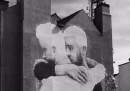 L'enorme murale con una coppia gay a Dublino