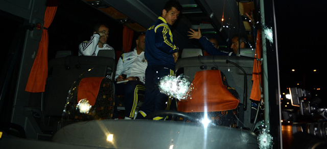 L'allenatore del Fenerbahce Ismail Kartal e alcuni giocatori dentro l'autobus con i fori di proiettile. (EPA/STR)