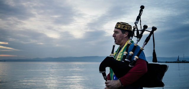 Un uomo australiano suona la cornamusa sulla spiaggia di Gallipoli. (DIMITAR DILKOFF/AFP/Getty Images)