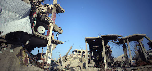 Una ragazzina palestinese in mezzo a una casa distrutta a Shijaiyah, un quartiere di Gaza, dove la sua famiglia è tornata a vivere dopo la guerra. 30 marzo 2015.
(AP Photo/Khalil Hamra)