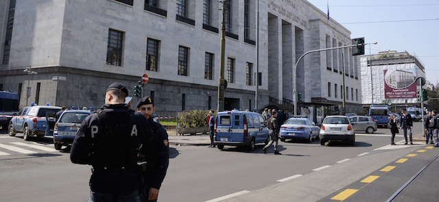 Poliziotti intorno al Palazzo di Giustizia di Milano

(OLIVIER MORIN/AFP/Getty Images)
