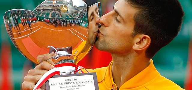 Novak Djokovic bacia la coppa dopo aver vinto, il 19 aprile, il trofeo Masters di Monte-Carlo (AP Photo/Claude Paris)