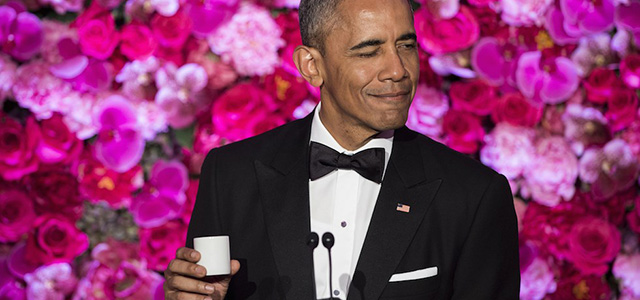 Il presidente statunitense Barack Obama con un bicchiere di sake durante la cena di stato in onore del premier giapponese a Washington, DC
(BRENDAN SMIALOWSKI/AFP/Getty Images)