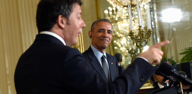Il presidente del Consiglio italiano Matteo Renzi parla durante la conferenza stampa con il presidente degli Stati Uniti Barack Obama alla Casa Bianca, il 17 aprile 2015. (AP Photo/Susan Walsh)