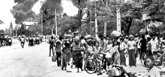 Cambogiani durante la migrazione forzata imposta dai Khmer Rossi a Phnom Penh il 17 aprile 1975.
(CLAUDE JUVENAL/AFP/Getty Images)