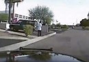 Il video del poliziotto che fa schiantare la sua auto per investire una persona sospetta