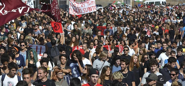 Foto Daniele Leone / LaPresse
10/10/2014 Roma, Italia
Cronaca
Roma, Cortei degli studenti in occasione dello sciopero nazionale della scuolanella foto: momenti della mafifestazionePhoto Daniele Leone / LaPresse10-10-2014 RomeStudent demonstration against Renzi 's governorin the picture: the demonstration