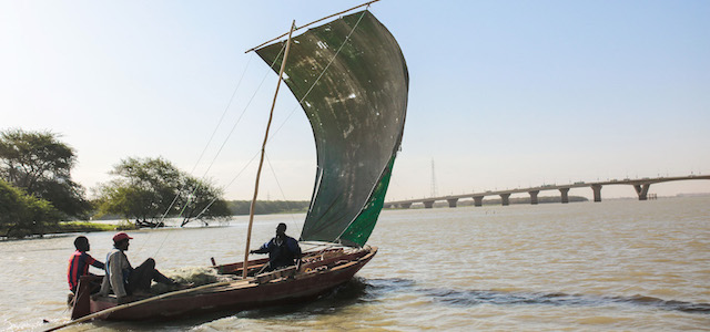 Alcuni pescatori sudanesi navigano sul Nilo nelle prime ore del giorno, vicino a Khartum, la capitale del Sudan: navigano circa un'ora per arrivare a un'isola al largo della capitale. Qui buttano le reti in mare e aspettano l'arrivo dei pesci. La foto è stata scattata il 15 aprile 2015.
(AP Photo/Mosa'ab Elshamy)