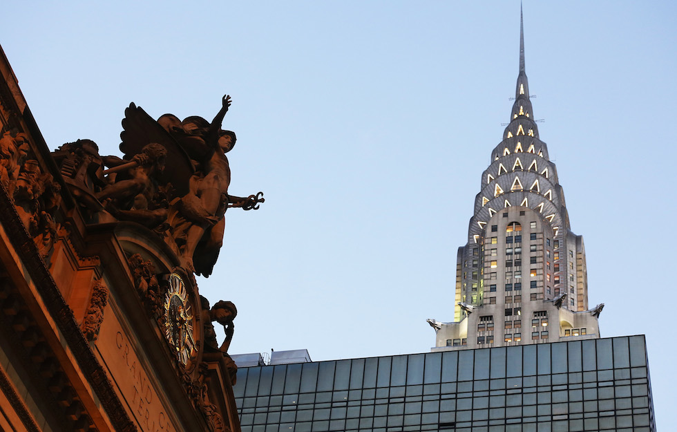 Il Chrysler Building di New York, a destra, e l'orologio del Grand Central Terminal, a sinistra. La fotografia è del 2013 (Mario Tama/Getty Images)