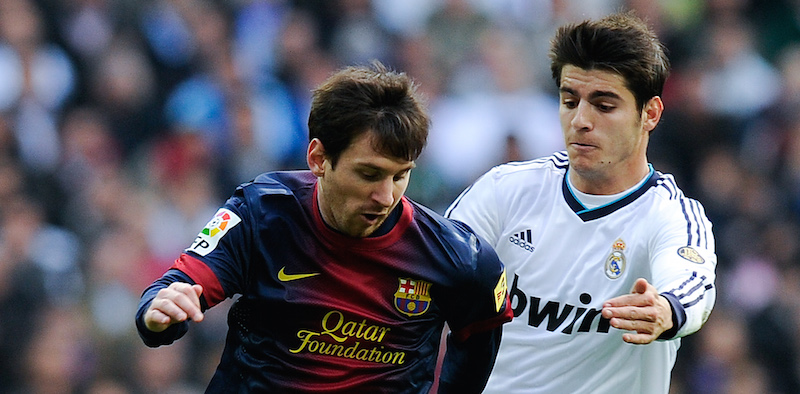 Álvaro Morata e Lionel Messi durante una partita fra Real Madrid e Barcellona del 2 marzo 2013 (David Ramos/Getty Images)