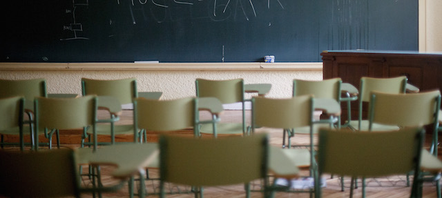 MADRID, SPAIN - OCTOBER 24: A classroom remains empty while the blackboard reads 'closed by strike' at the School of Aeronautic Engineers in Ciudad Universitaria on October 24, 2013 in Madrid, Spain. The Spanish Parliament recently approved a controversial reform of the educational system, which passed by the ruling right wing People's Party (PP) using their absolute majority and not backed by any other political party. The students are on a three day strike to protest against the new law, which will need to be approved by the senate next month and are calling for the resignation of Education Minister, Jose Ignacio Wert. (Photo by Pablo Blazquez Dominguez/Getty Images)