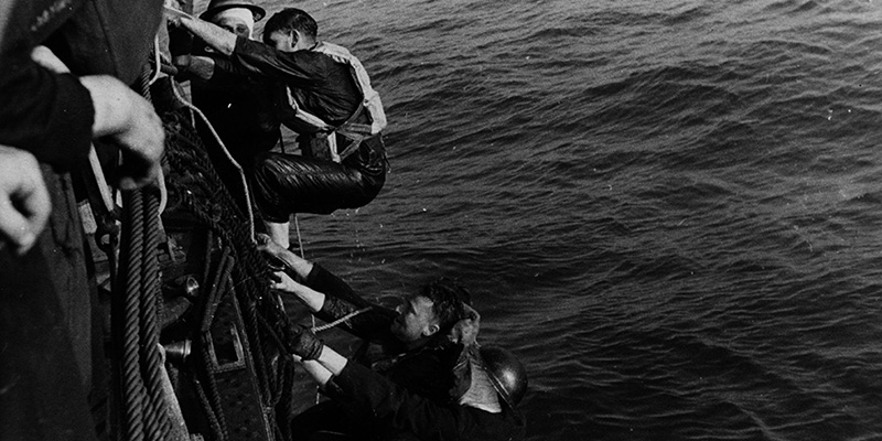Una nave britannica soccorre i soldati da una scialuppa, maggio 1940 (Picture Post/Hulton Archive/Getty Images)