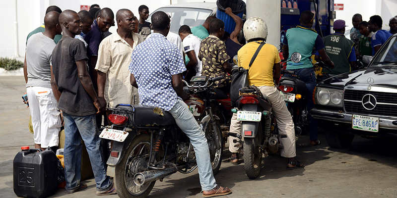 Code a un distributore di benzina di Lagos (PIUS UTOMI EKPEI/AFP/Getty Images)