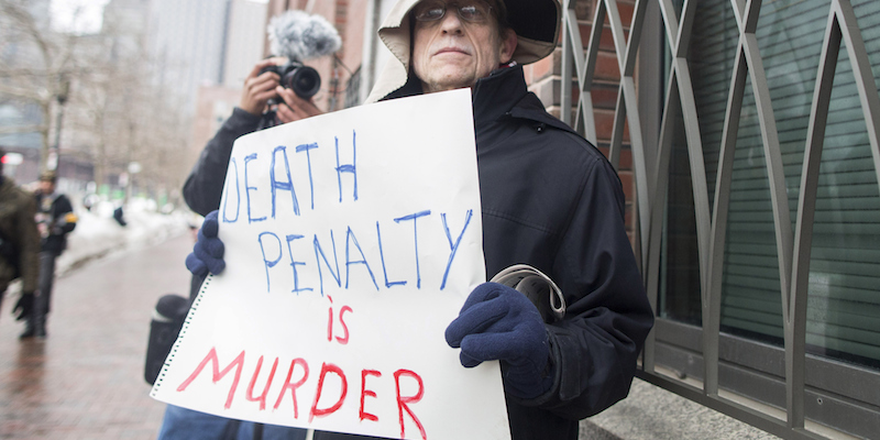 Un manifestante fuori dal tribunale dove è in corso il processo a Dzhokhar Tsarnaev, il suo cartello dice: "la pena di morte è omicidio". (Scott Eisen/Getty Images)