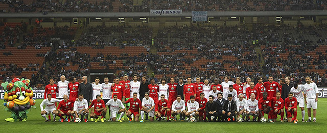 MILAN, ITALY - MAY 04: teams line up before the Zanetti and friends Match for Expo 2015 at Stadio Giuseppe Meazza on May 4, 2015 in Milan, Italy. (Photo by Marco Luzzani/Getty Images)