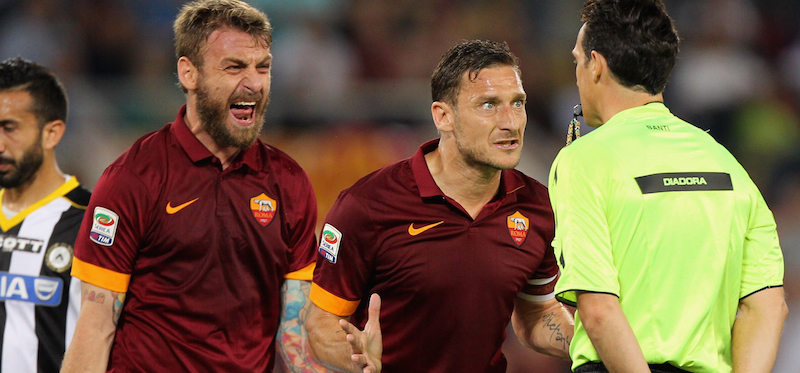 ROME, ITALY - MAY 17: Francesco Totti (R) and Daniele De Rossi of AS Roma protest with the referee Luca Banti during the Serie A match between AS Roma and Udinese Calcio at Stadio Olimpico on May 17, 2015 in Rome, Italy. (Photo by Paolo Bruno/Getty Images)