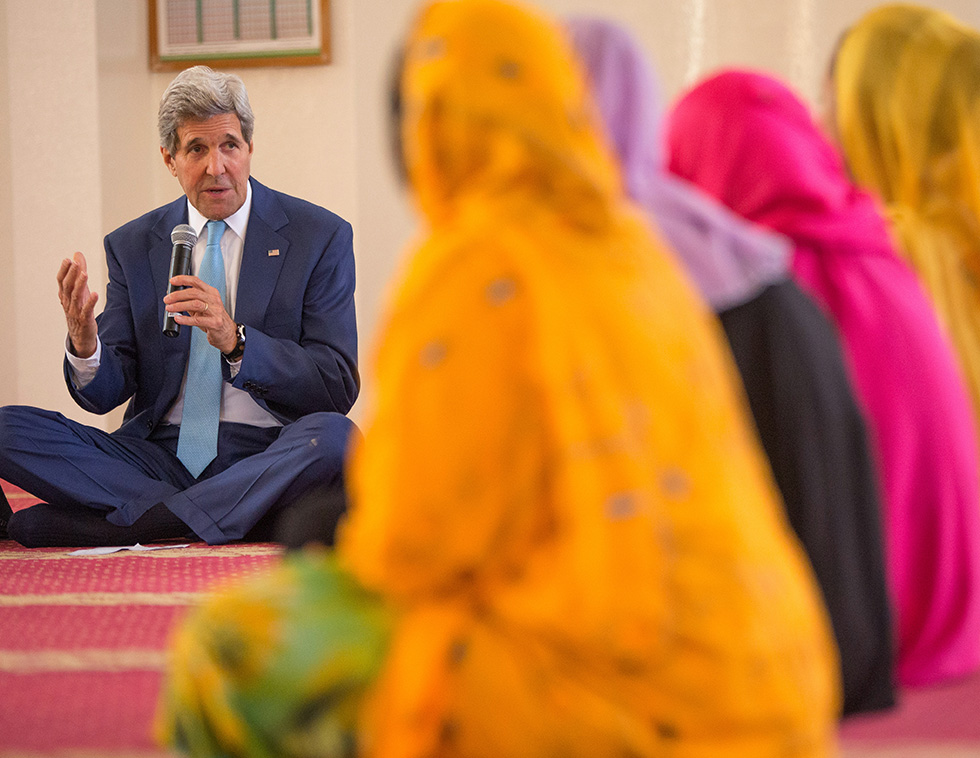 Il Segretario di Stato statunitense John Kerry incontra dei giovani nella moschea di Salman, nel corso di un viaggio che proseguirà in Sri Lanka, Somalia, Francia e Arabia Saudita (AP Photo/Andrew Harnik, Pool)