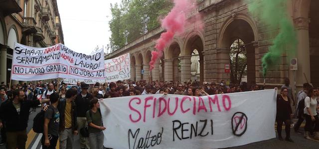 Il corteo dei centri sociali contro Matteo Renzi a Bologna, 3 maggio 2015. 
(ANSA/GIORGIO BENVENUTI)