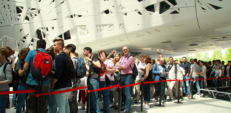 La coda davanti a Palazzo Italia, dove si può aspettare anche più di un'ora per entrare (foto Il Post)