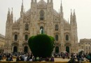Perché c'è una mela in piazza del Duomo a Milano?