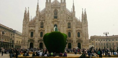 Perché c'è una mela in piazza del Duomo a Milano?