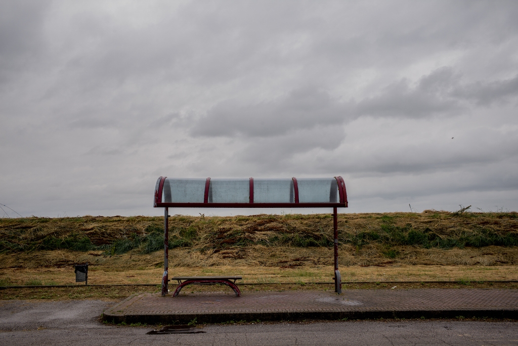 (scorre) Lungo i bordi