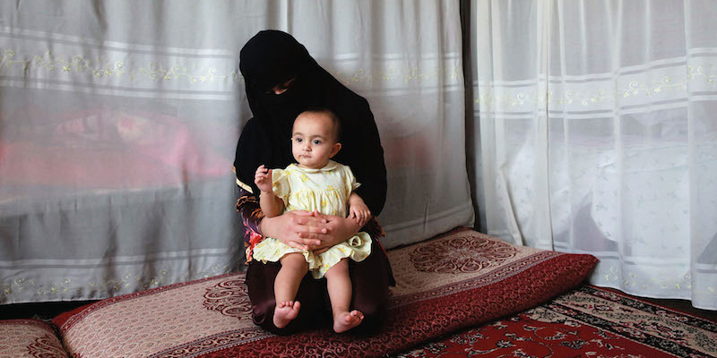 La foto di una donna detenuta con la sua bambina in un carcere dell'Afghanistan (dal libro "Almond Garden" di ©Gabriela Maj) 