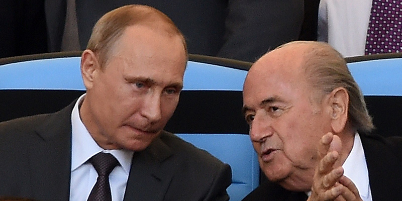 Vladimir Putin e Joseph Blatter, prima della finale dei Mondiali 2014, in Brasile (EDRO UGARTE/AFP/Getty Images)