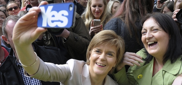 Il primo ministro scozzese e leader dell'SNP Nicola Sturgeon a un incontro sulle politiche del partito per migliorare i diritti delle donne, Glasgow, Scozia, 25 aprile 2015. 
(Andy Buchanan/AFP/Getty Images)