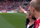 I calciatori dell'Ajax in campo con le loro mamme