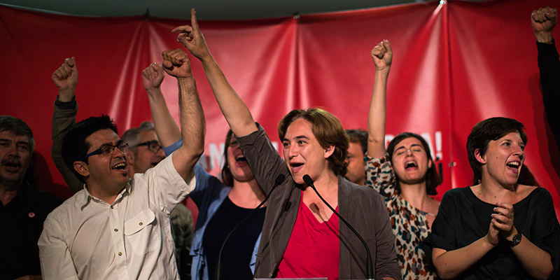 Ada Colau festeggia la sua vittoria elettorale a Barcellona (AP Photo/Emilio Morenatti)